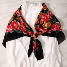 他の写真1: 花柄 黒×赤系 ウール100% スカーフ 104cm四方 [18224]