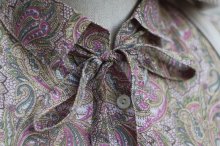 他の写真1: ペイズリー柄 緑×ピンク 長袖 セットアップ プリーツスカート レギュラーカラー リボン[18176]