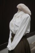 画像2: 無地 白 ブラウス 長袖 レギュラーカラー 比翼 刺繍 お花モチーフ[18245] (2)