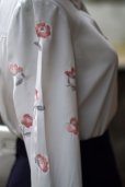 画像5: 無地 白 ブラウス 長袖 レギュラーカラー 刺繍 お花モチーフ[18265] (5)