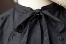 他の写真1: ドット柄 黒 ブラウス 長袖 ボウタイカラー 刺繍 お花モチーフ[18291]