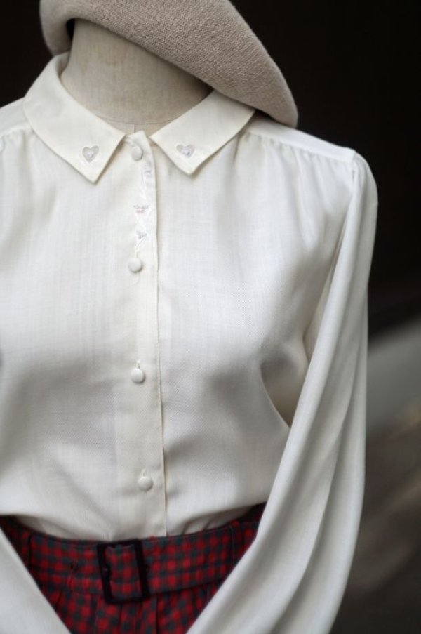 画像3: 無地 白 ブラウス 長袖 レギュラーカラー 刺繍 お花モチーフ ビーズ[18303]