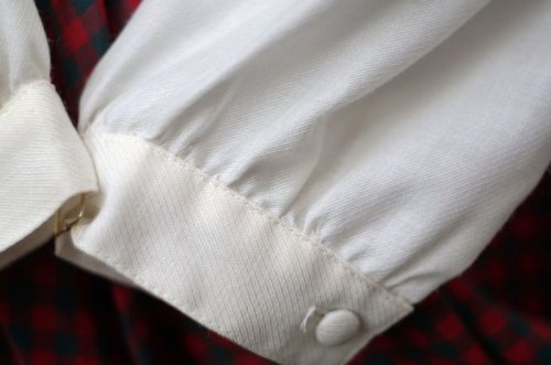 他の写真1: 無地 白 ブラウス 長袖 レギュラーカラー 刺繍 お花モチーフ ビーズ[18303]