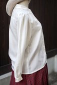画像2: 無地 白 ブラウス 長袖 レギュラーカラー 刺繍 お花モチーフ ビーズ[18303] (2)