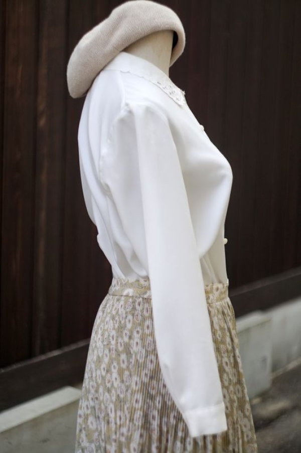 画像3: 無地 白 ブラウス 長袖 レギュラーカラー 刺繍 胸ポケット[18355]