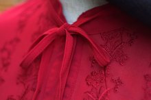 他の写真1: 無地 赤 ブラウス 長袖 マオカラー リボン 刺繍[18395]