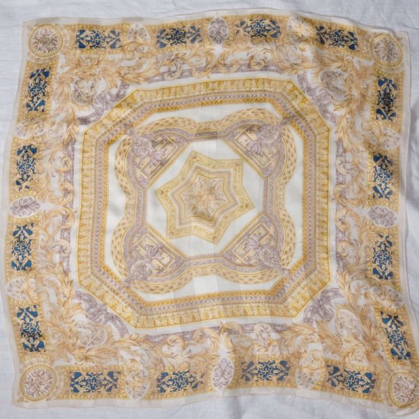 画像1: 装飾模様 ベージュ系×黄 シルク スカーフ 87cm四方 [18434]