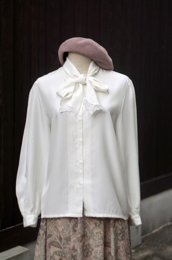 画像6: 無地 白 ブラウス 長袖 ボウタイカラー レース ピンタック[18441]