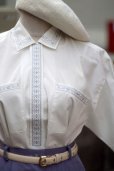 画像2: 無地 白 ブラウス 半袖 レギュラーカラー 刺繍 胸ポケット 比翼[18465] (2)