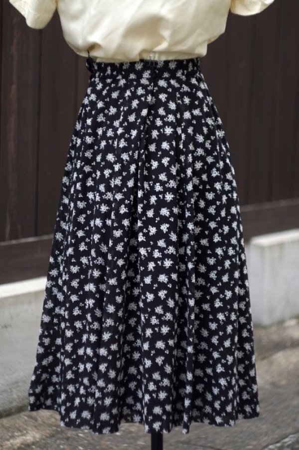 画像2: 花柄 黒×白 フレア スカート w/62cm[18505]