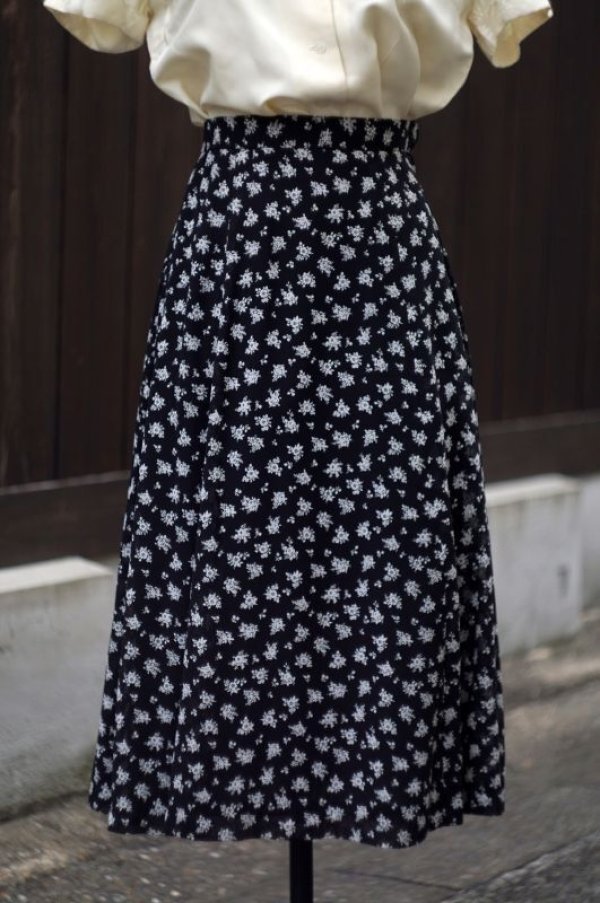 画像1: 花柄 黒×白 フレア スカート w/62cm[18505]