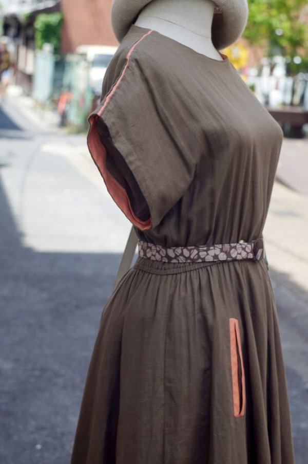 画像7: 無地 カーキ×オレンジ 半袖 レトロワンピース ノーカラー ウエストゴム ラグランスリーブ[18511]