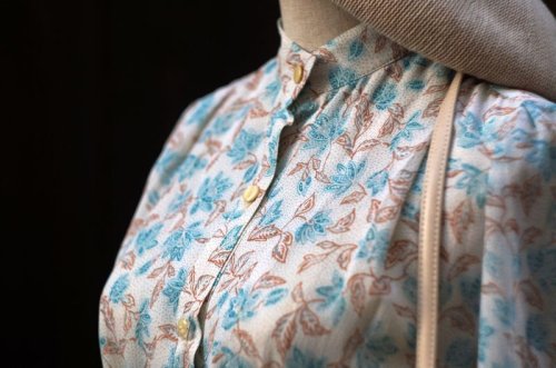 他の写真1: 花柄 白×青 長袖 レトロワンピース バンドカラー プリーツ[18512]