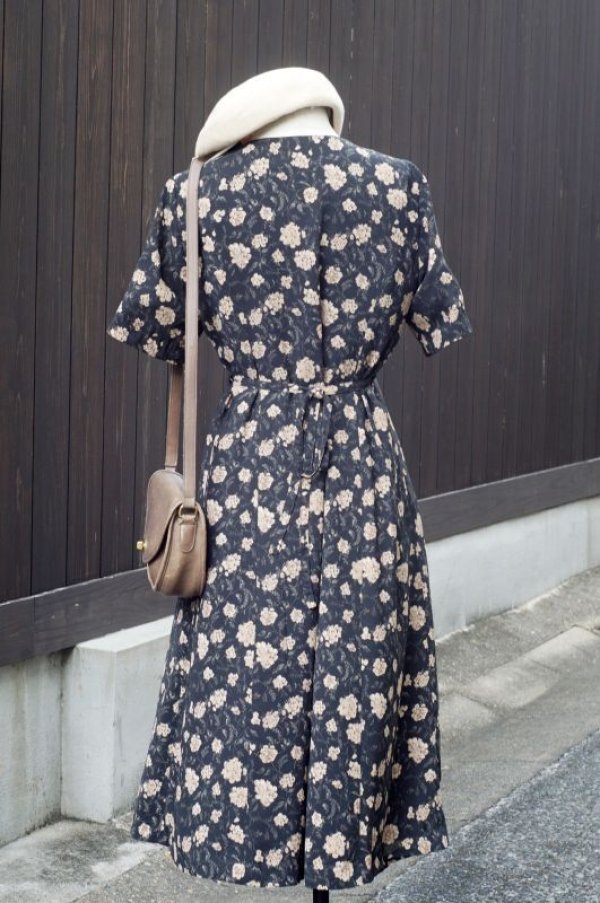 画像4: 花柄 黒系 半袖 レトロワンピース ラウンドネック リボン[18954]