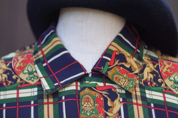 画像5: チェック×エンブレム スカーフ柄  長袖 ブラウス オープンカラー[19204]