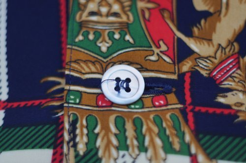 他の写真1: チェック×エンブレム スカーフ柄  長袖 ブラウス オープンカラー[19204]