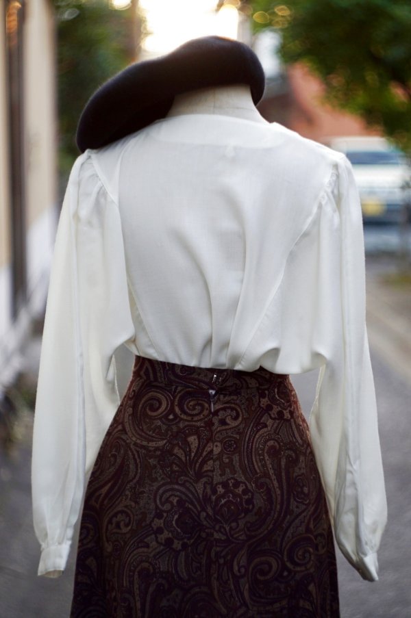 画像4: 無地 白 長袖 ブラウス ノーカラー ピンタック パフスリーブ ドルマンスリーブ[19317]