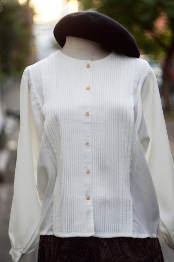 画像12: 無地 白 長袖 ブラウス ノーカラー ピンタック パフスリーブ ドルマンスリーブ[19317]