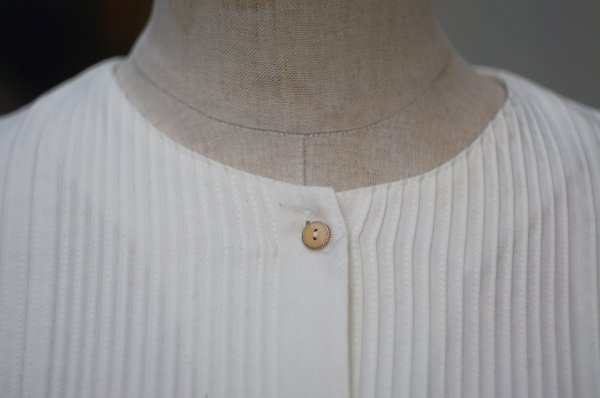 画像9: 無地 白 長袖 ブラウス ノーカラー ピンタック パフスリーブ ドルマンスリーブ[19317]