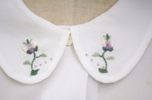 他の写真1: 白 長袖 ブラウス ピーターパンカラー お花刺繍[19351]