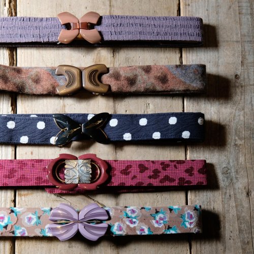 他の写真1: レトロ格子柄 赤系 お花モチーフ アンティークベルト[19632]