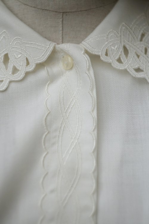 他の写真1: "Yoshimura" 白 長袖 ブラウス スカラップレースカラー ペプラム 比翼 パフスリーブ[19654]