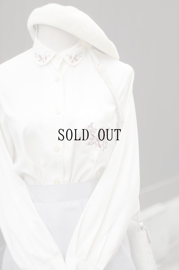 画像13: "Crowd bor"  白 長袖 ブラウス 丸襟 お花刺繍 胸ポケット[19692]