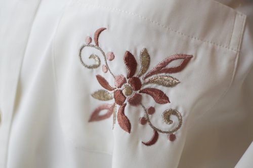 他の写真1: "Crowd bor"  白 長袖 ブラウス 丸襟 お花刺繍 胸ポケット[19692]