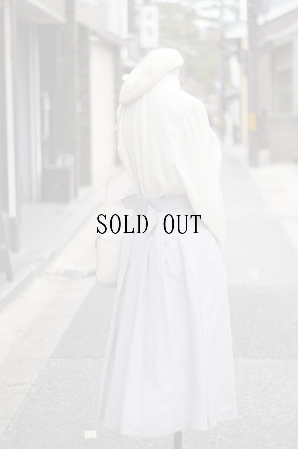 画像12: "Crowd bor"  白 長袖 ブラウス 丸襟 お花刺繍 胸ポケット[19692]