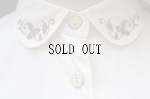 画像8: "Crowd bor"  白 長袖 ブラウス 丸襟 お花刺繍 胸ポケット[19692]