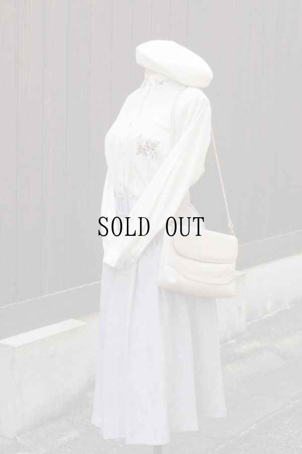 画像11: "Crowd bor"  白 長袖 ブラウス 丸襟 お花刺繍 胸ポケット[19692]