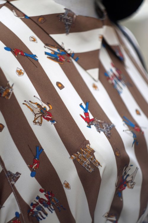 他の写真1: "Dejavu" ストライプ柄×ロンドン絵模様 タワーブリッジ 長袖 ブラウス ロールカラー[19716]