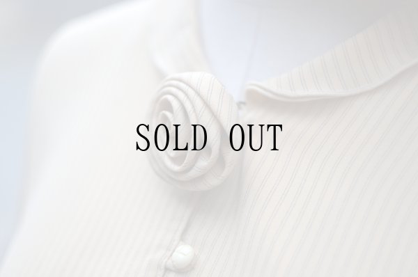 画像4: イエロー ストライプ柄 長袖 ブラウス バラブローチ付き[19730]