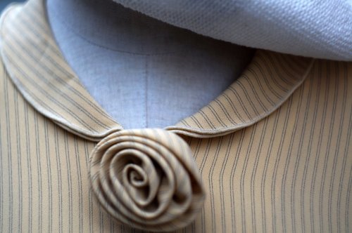 他の写真1: イエロー ストライプ柄 長袖 ブラウス バラブローチ付き[19730]