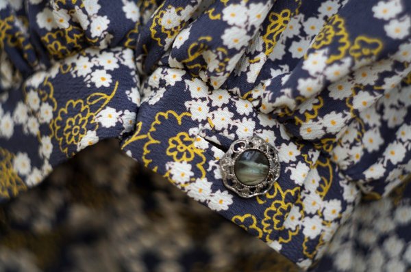 画像6: 花柄 グレー×白 長袖 レトロワンピース Vネック[19792]