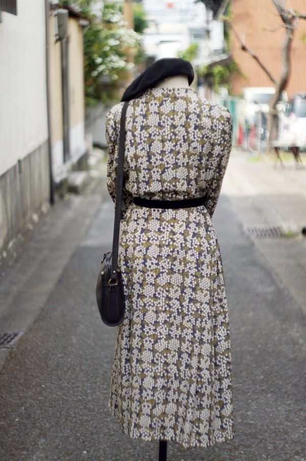 画像3: 花柄 グレー×白 長袖 レトロワンピース Vネック[19792]