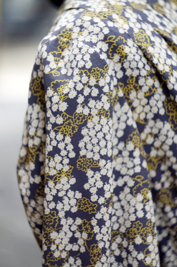 画像8: 花柄 グレー×白 長袖 レトロワンピース Vネック[19792]