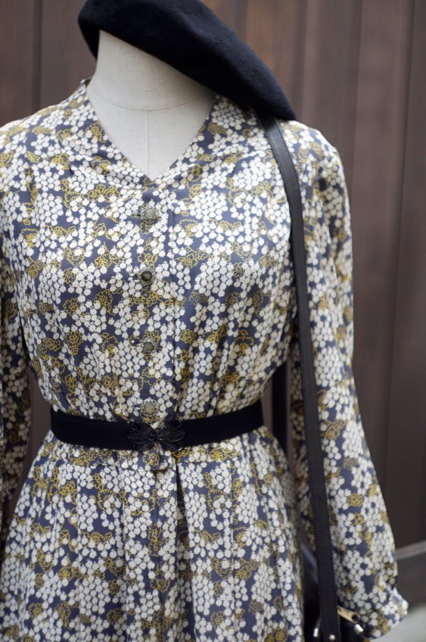 画像4: 花柄 グレー×白 長袖 レトロワンピース Vネック[19792]