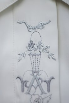 他の写真1: "Johanna" 無地 白 長袖 ブラウス レギュラーカラー 刺繍 胸ポケット 比翼[19796]
