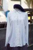 画像9: "Johanna" 無地 白 長袖 ブラウス レギュラーカラー 刺繍 胸ポケット 比翼[19796]