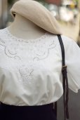 画像4: "HD" スワトウ刺繍 白 半袖 ブラウス ノーカラー[19811]