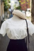 画像1: "HD" スワトウ刺繍 白 半袖 ブラウス ノーカラー[19811] (1)