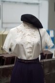 画像1: "peony" 無地 白 シルク チャイナブラウス 半袖 チャイナボタン マオカラー スワトウ刺繍 レース[19801] (1)