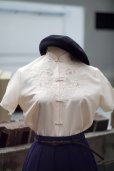 画像1: "水仙花"" ベージュ  半袖 チャイナ ブラウス スワトウ刺繍[19858] (1)