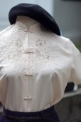 画像5: "水仙花"" ベージュ  半袖 チャイナ ブラウス スワトウ刺繍[19858]