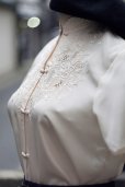 画像10: "水仙花"" ベージュ  半袖 チャイナ ブラウス スワトウ刺繍[19858]