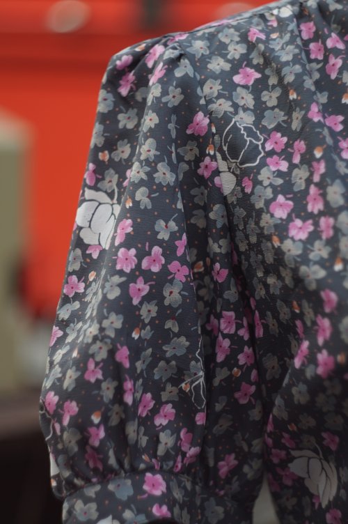 他の写真1: "Pukettes" USグレー 花柄 半袖 ブラウス フリルスタンドカラー パフスリーブ[19802]