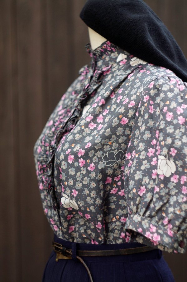 画像8: "Pukettes" USグレー 花柄 半袖 ブラウス フリルスタンドカラー パフスリーブ[19802]