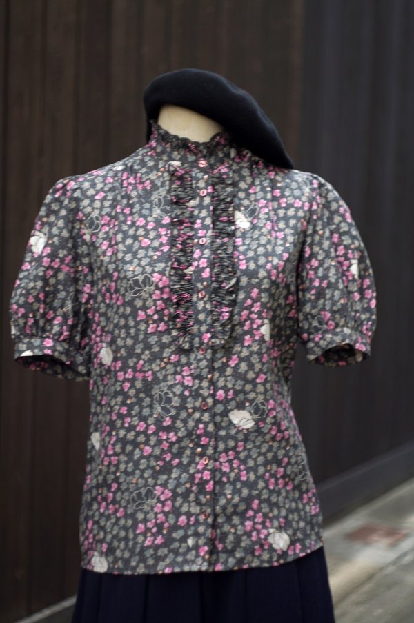 画像10: "Pukettes" USグレー 花柄 半袖 ブラウス フリルスタンドカラー パフスリーブ[19802]