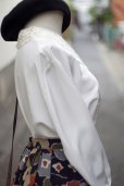 画像9: 無地 白 長袖 ブラウス オープンカラー レース お花モチーフ [16878]